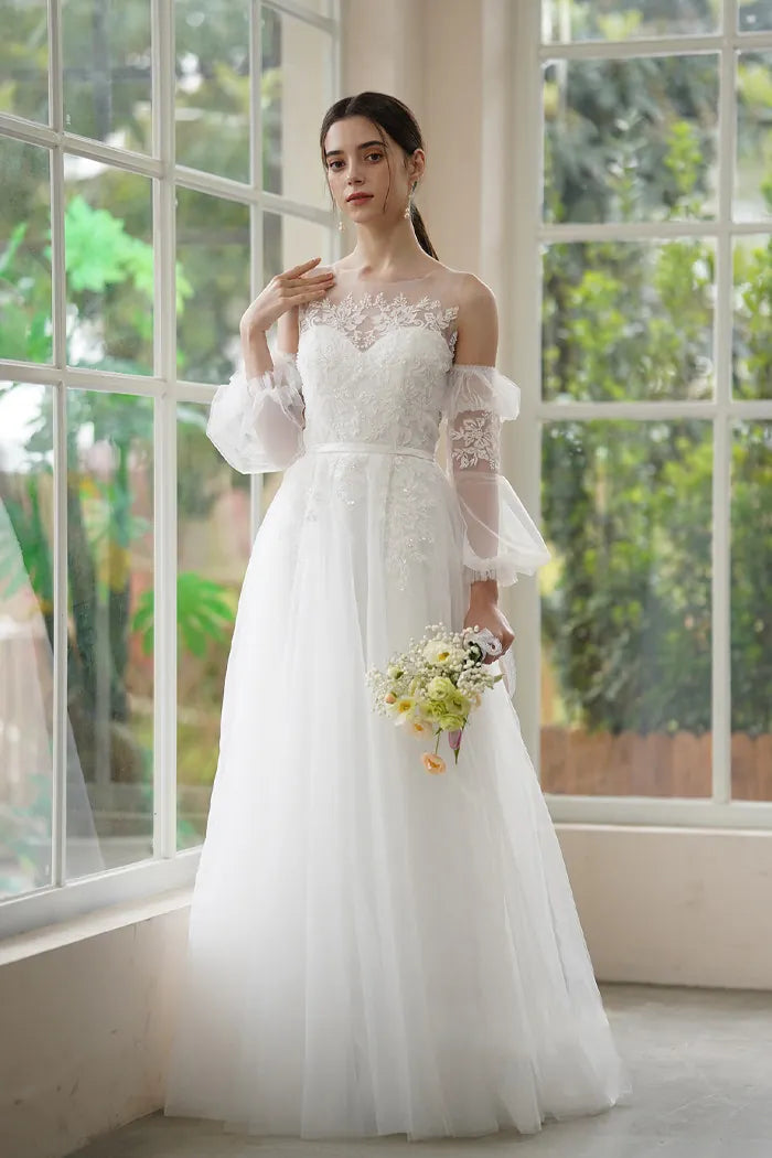 Vue de la robe de mariée vaporeuse Éclat en mouvement, idéal style bohème.