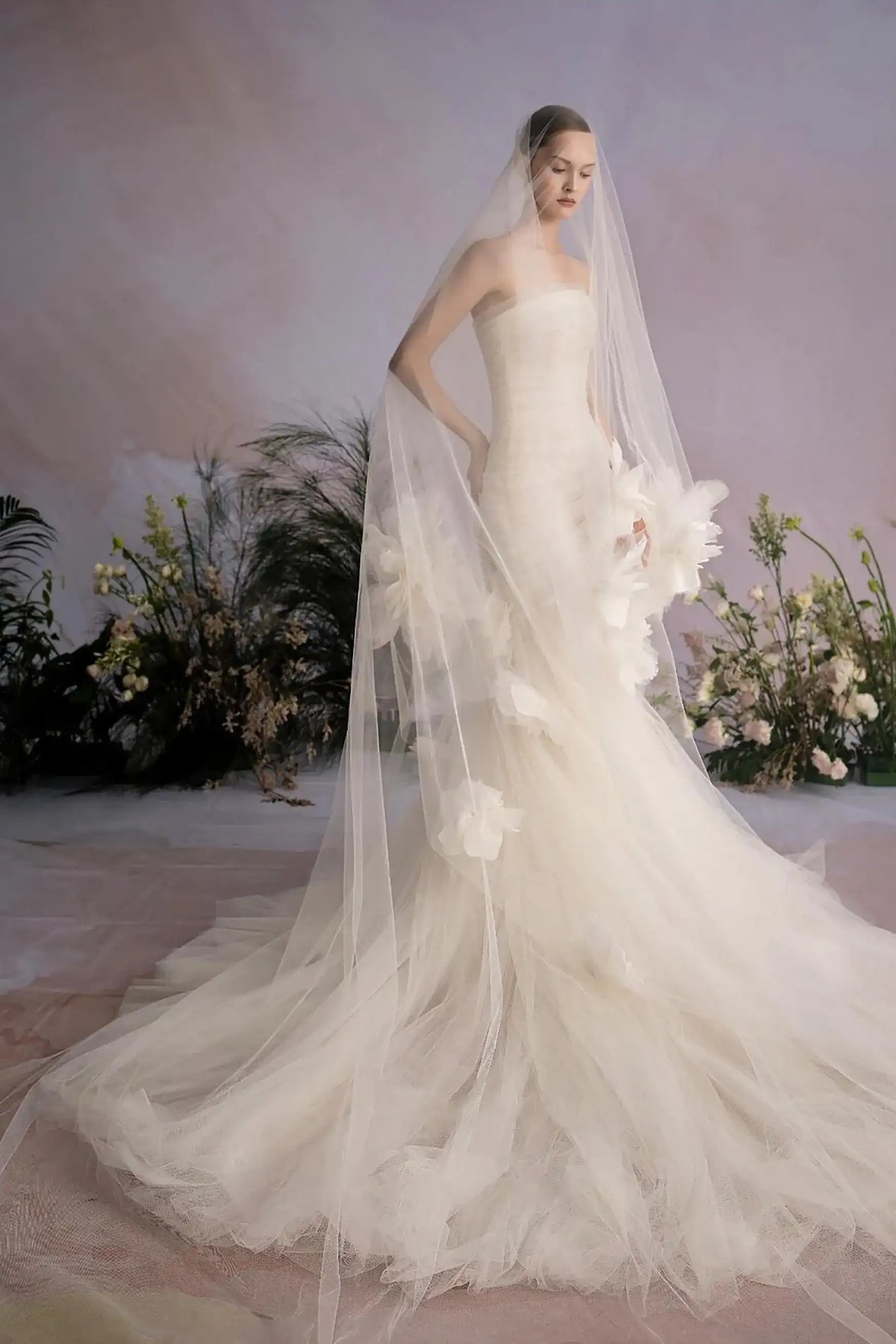 Silhouette élégante d'une robe de mariée bustier avec une jupe vaporeuse en tulle multicouches.