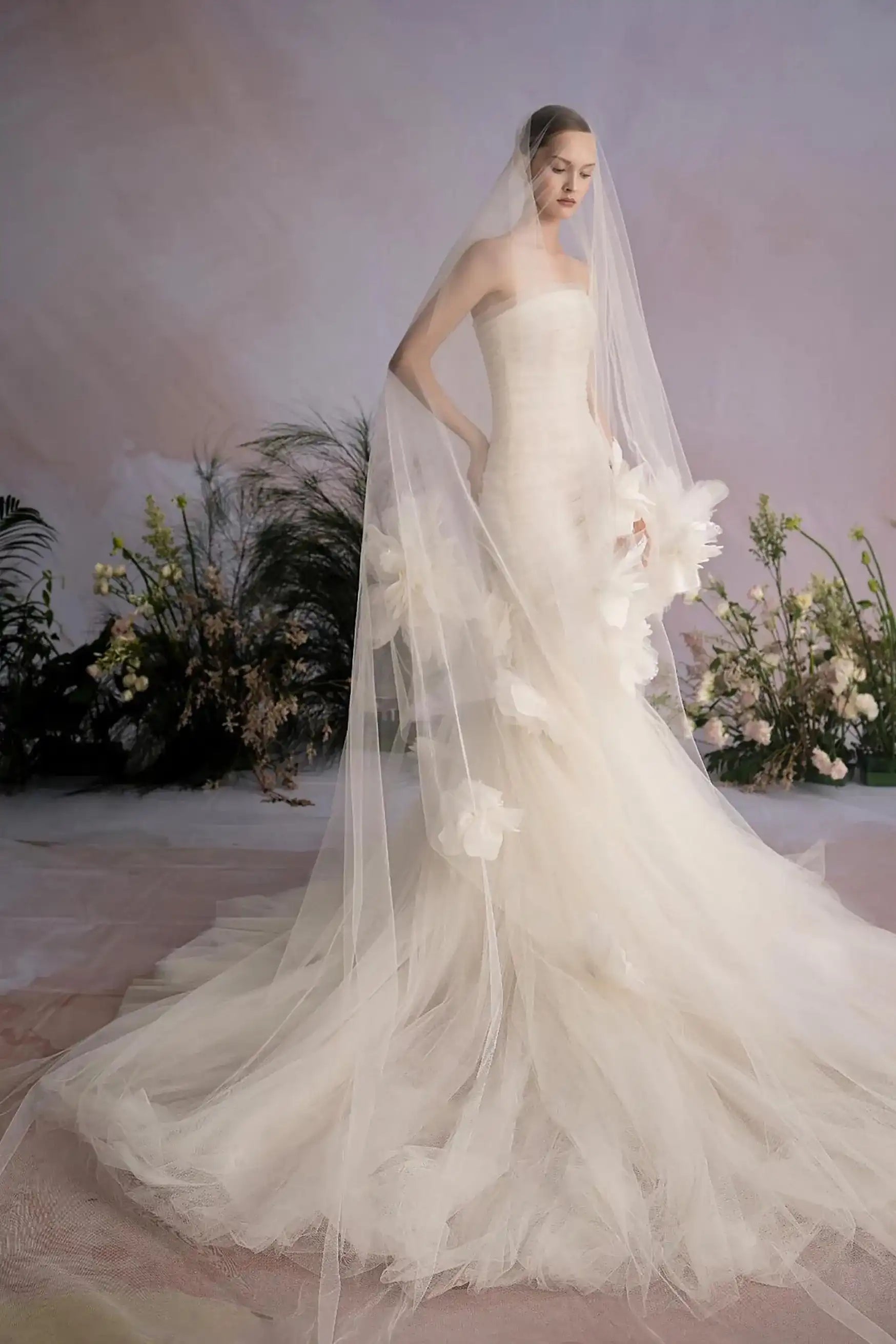 Silhouette élégante d'une robe de mariée bustier avec une jupe vaporeuse en tulle multicouches.