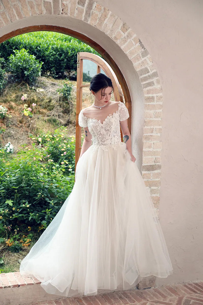 Mariée portant une robe fleurie idéale pour un mariage champêtre chic au jardin.