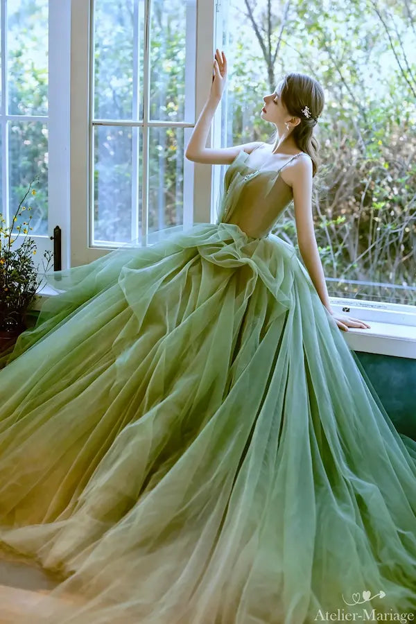 Détail du tulle et des broderies vert olive sur robe de mariée champêtre