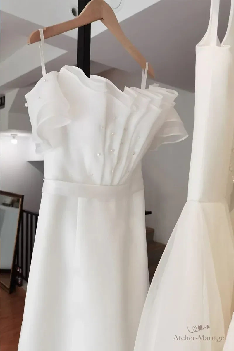 Robe de mariée blanche à volants et perles, style bohème sur-mesure, confection artisanale