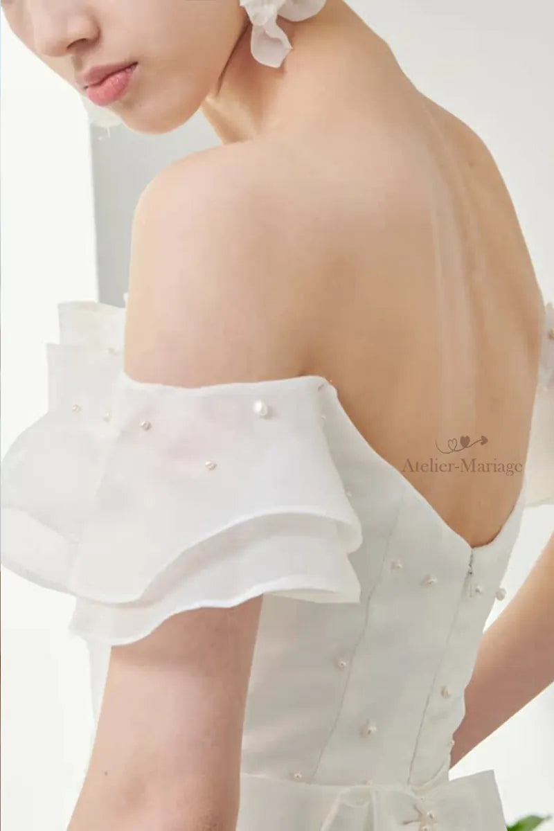 Gros plan de l’épaule de la robe de mariée chic et simple bohème