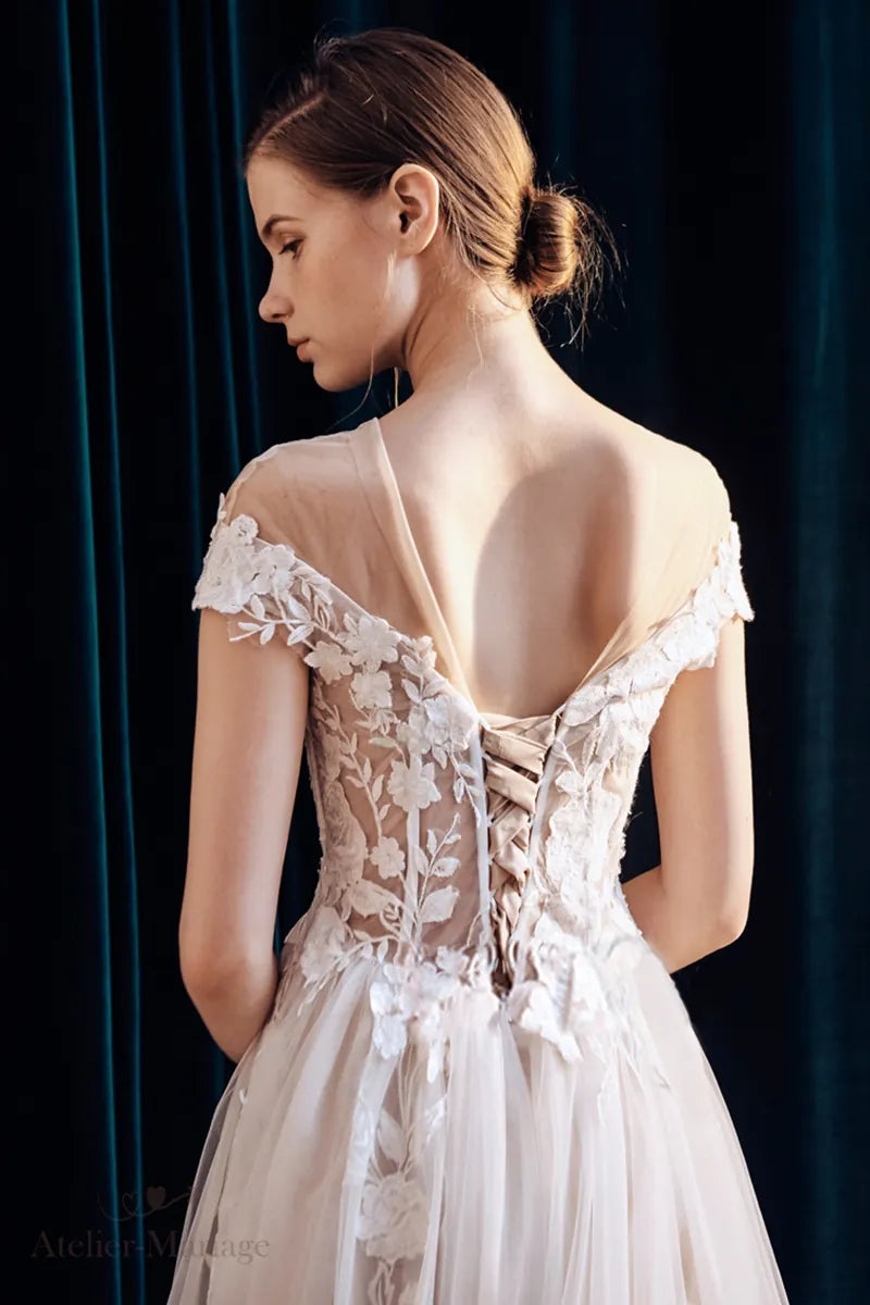 Mariée portant une robe col bateau en dentelle bohème champêtre avec allure divine