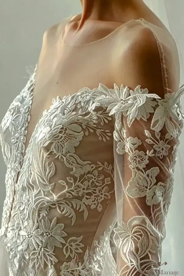 Relief et finesse de la dentelle brodée à la main sur le bustier