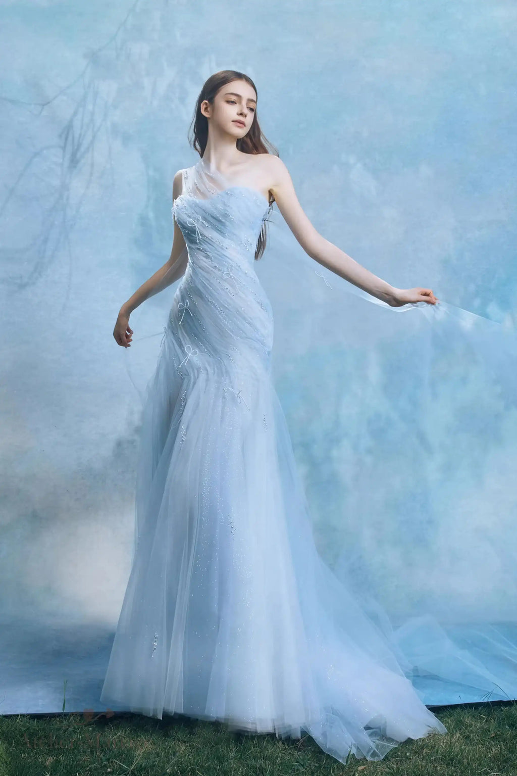 Robe de mariée de couleur bleu poussiéreux au tombé féerique et fluide.