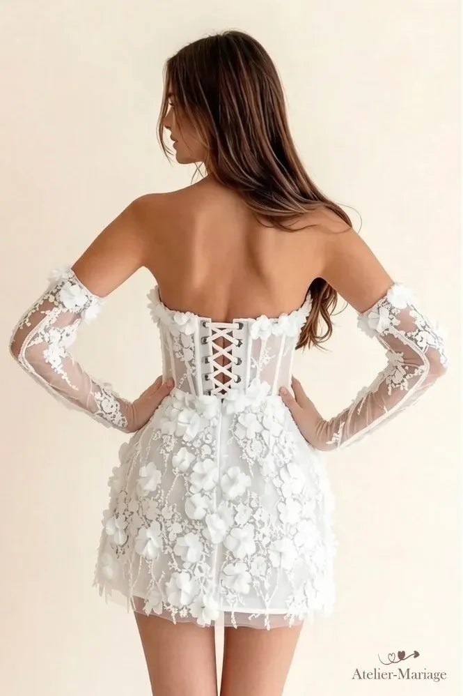 Vue de dos de la robe de mariée courte avec corset à lacer et manches amovibles en dentelle