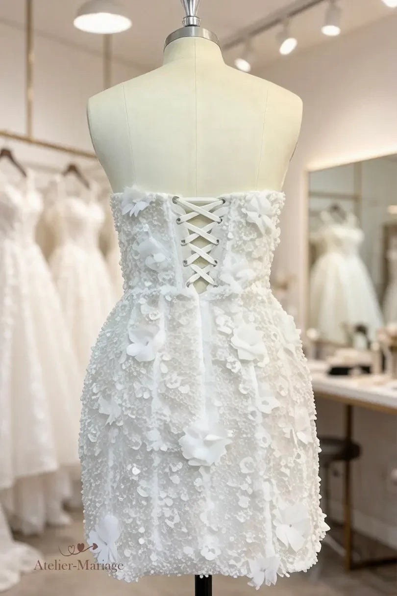 Vue de dos sur mannequin : laçage du corset et jupe couverte de sequins et de fleurs 3D