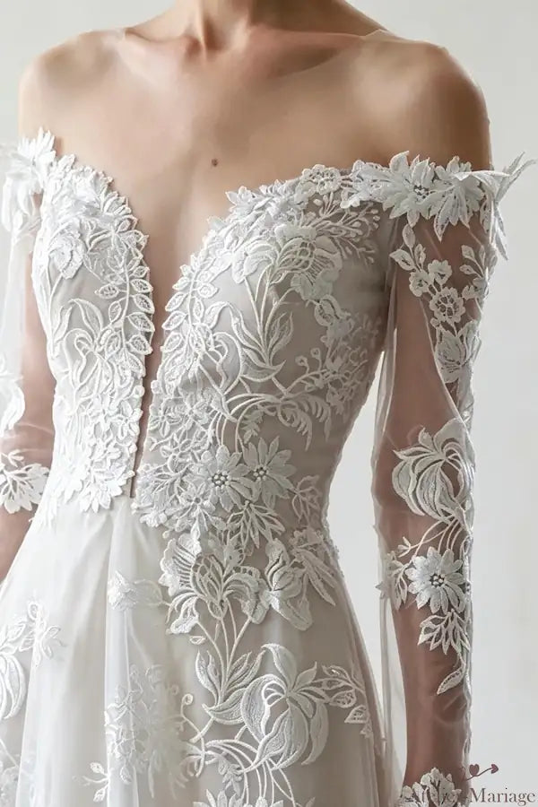 Décolleté plongeant avec illusion tulle et broderies dentelles florales