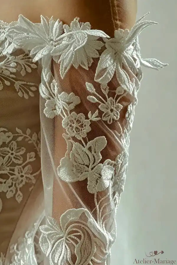 Zoom sur la texture fine de la dentelle et le tulle illusion sous une lumière douce