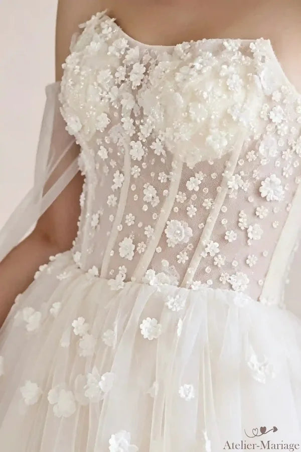 Profil du bustier cœur en dentelle de la robe de mariée Atelier-Mariage