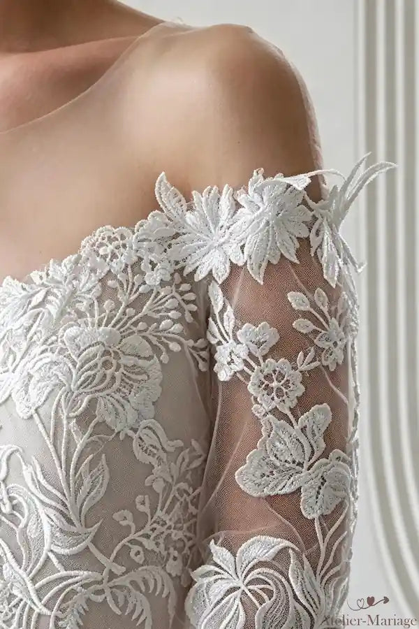 Dentelle de mariée artisanale motif floral sur encolure bateau et épaules
