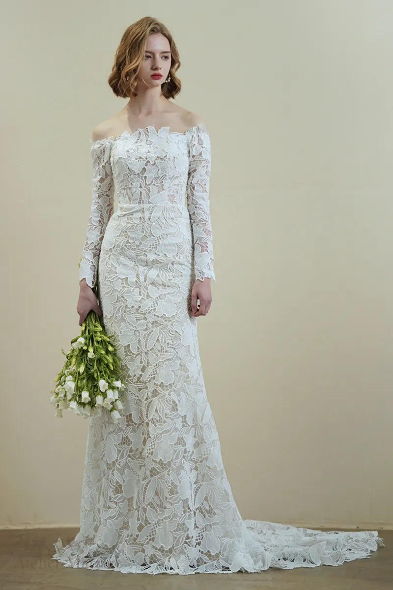 Robe en dentelle à manches longues col Bardot raffinée