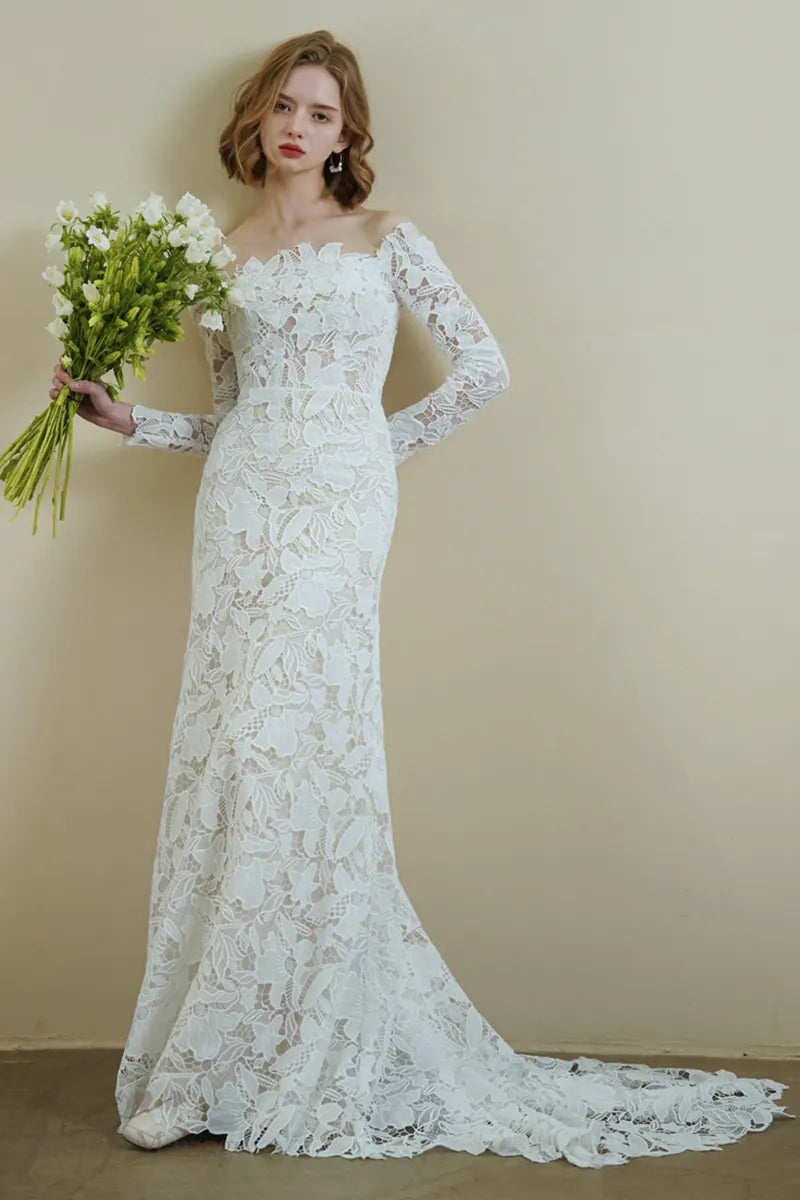 Mariée portant une robe en dentelle à manches longues col Bardot très belle