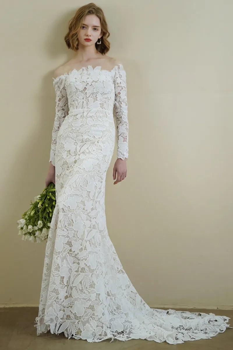 Robe de mariée en dentelle à manches longues col Bardot