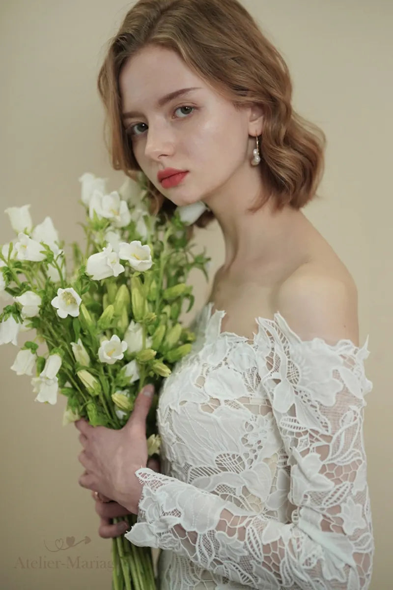 Haut de robe de mariée en dentelle à manches longues col Bardot