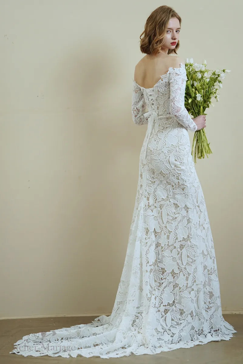 Dos de robe de mariée en dentelle à manches longues col Bardot