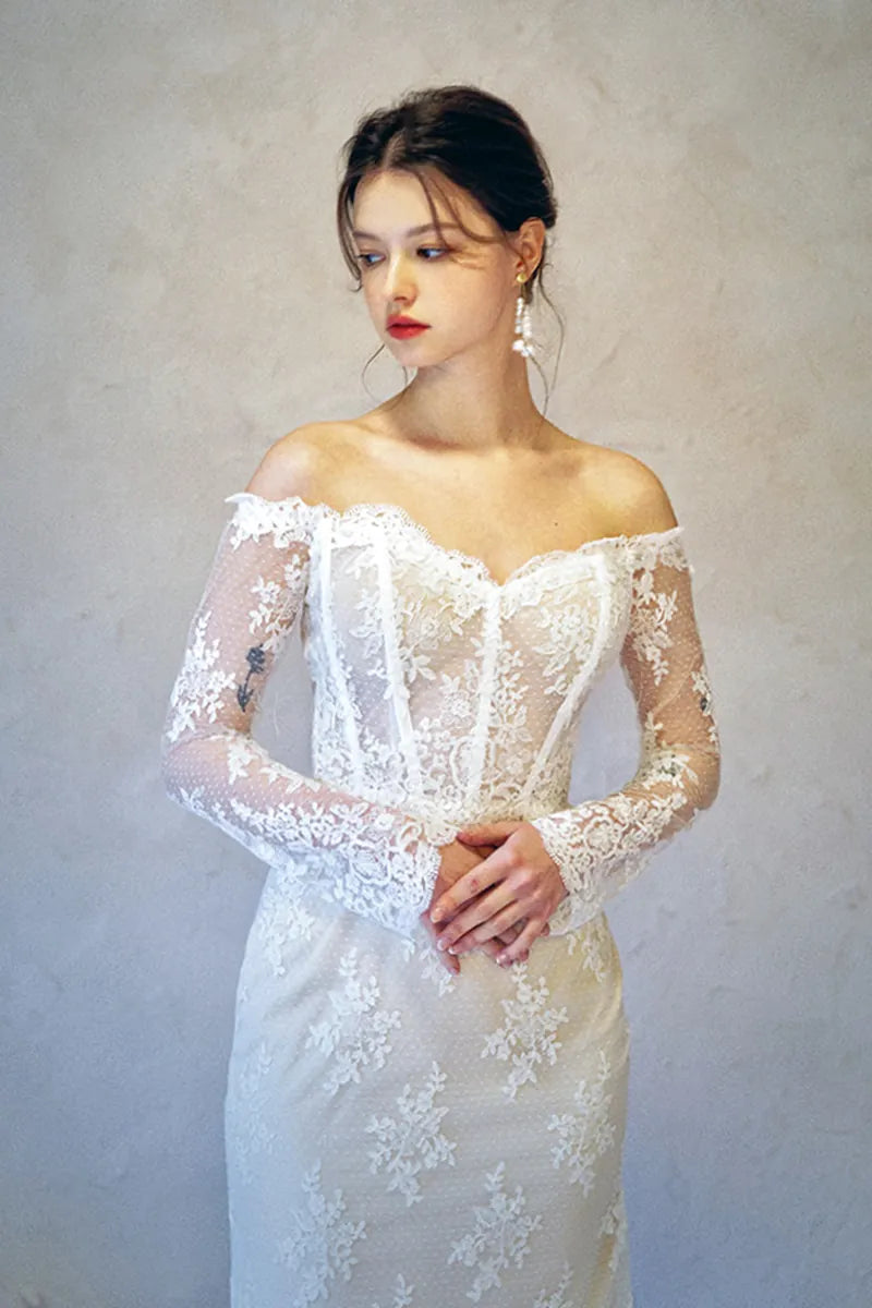 Haut et corset de la robe de mariée en dentelle bohème à manches longues