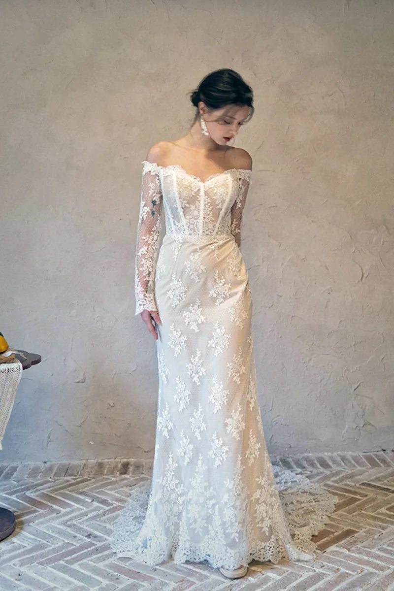 Vue de face de la robe de mariée en dentelle à manches longues corset bohème