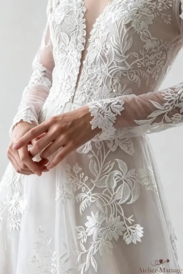 Finition délicate de la dentelle au niveau des poignets de la robe