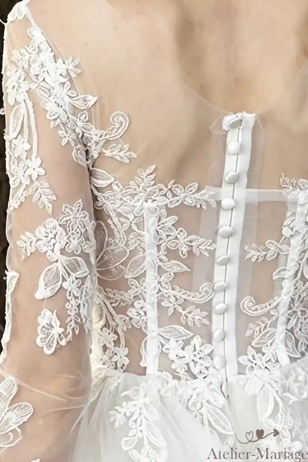 Zoom sur la rangée de boutons délicats au dos de la robe Atelier-Mariage