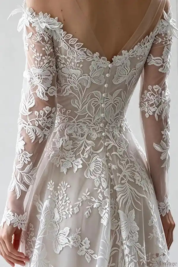 Dos de robe de mariée en tulle illusion avec broderies dentelle et boutons en perles