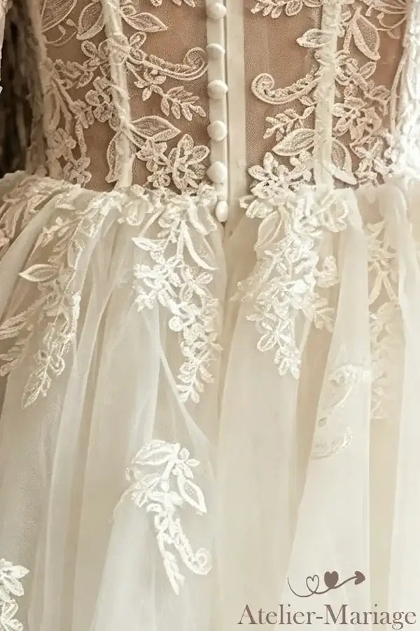Détail du tulle en broderie 3D et des boutons sur le dos de la robe de mariée