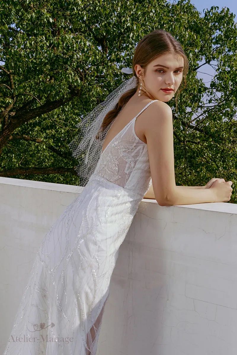 Robe de mariée sirène bucolique dos nu bohème dentelle fine paillettes discrètes