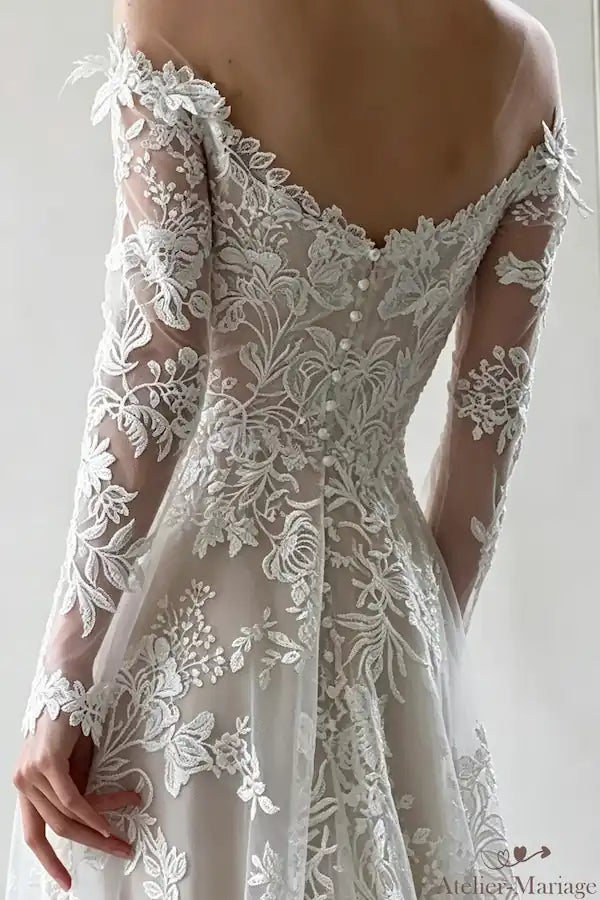 Dos nu élégant avec boutons en perles et broderie dentelle bohème