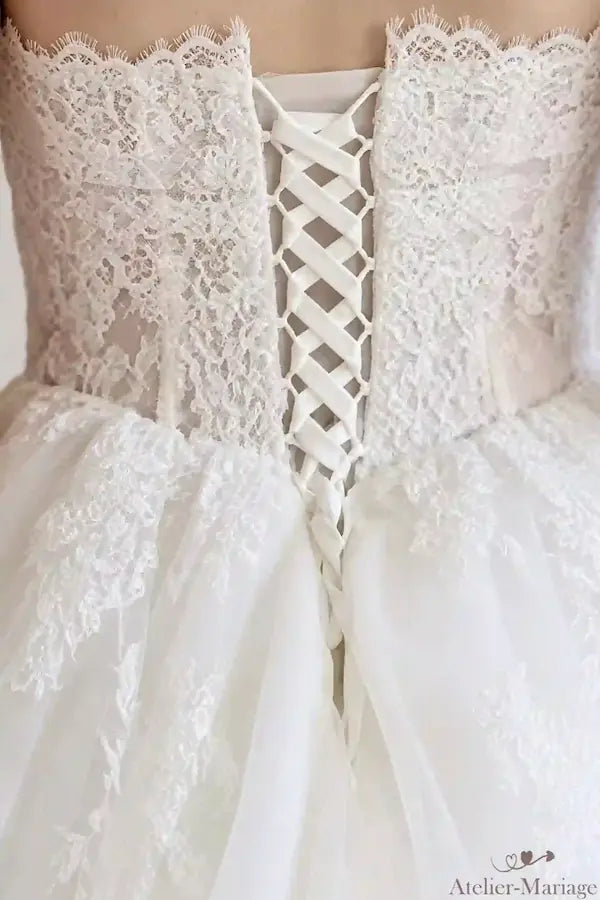 Dos nu en dentelle florale et rangée de laçage ajustable de la robe de mariée