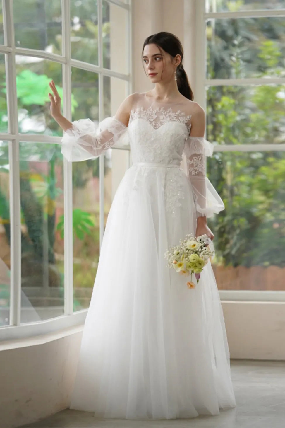 Silhouette de profil de la robe de mariée Éclat mettant en valeur la taille.