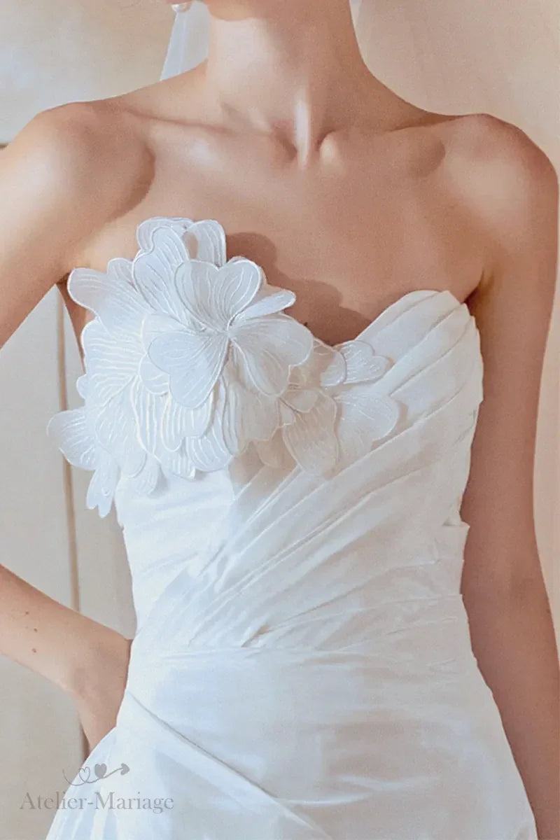 Détail du buste de robe de mariée fluide bohème bustier cœur fleur 3D