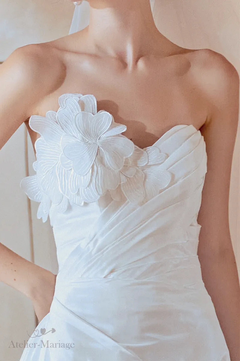 Détail du buste de robe de mariée fluide bohème bustier cœur fleur 3D