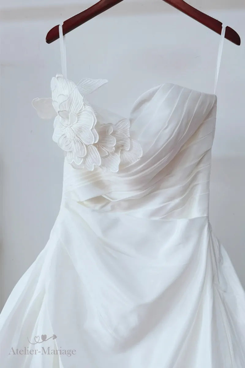 Détail de la robe de mariée fluide bohème bustier cœur fleur 3D