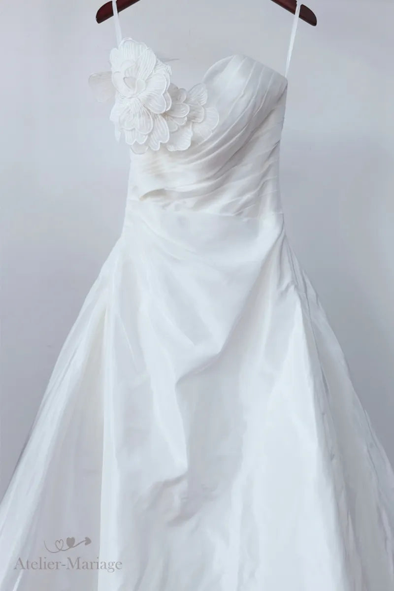 Close-up de robe de mariée fluide bohème bustier cœur fleur 3D