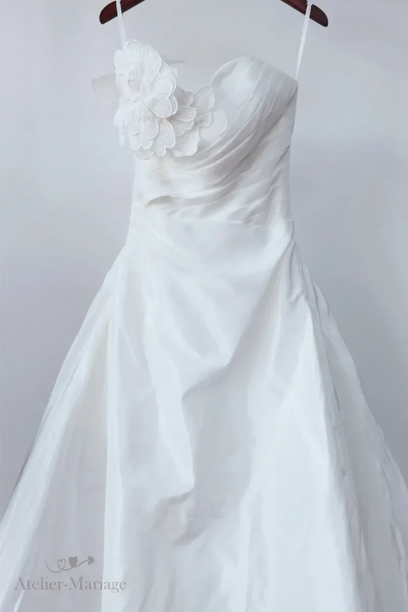 Close-up de robe de mariée fluide bohème bustier cœur fleur 3D