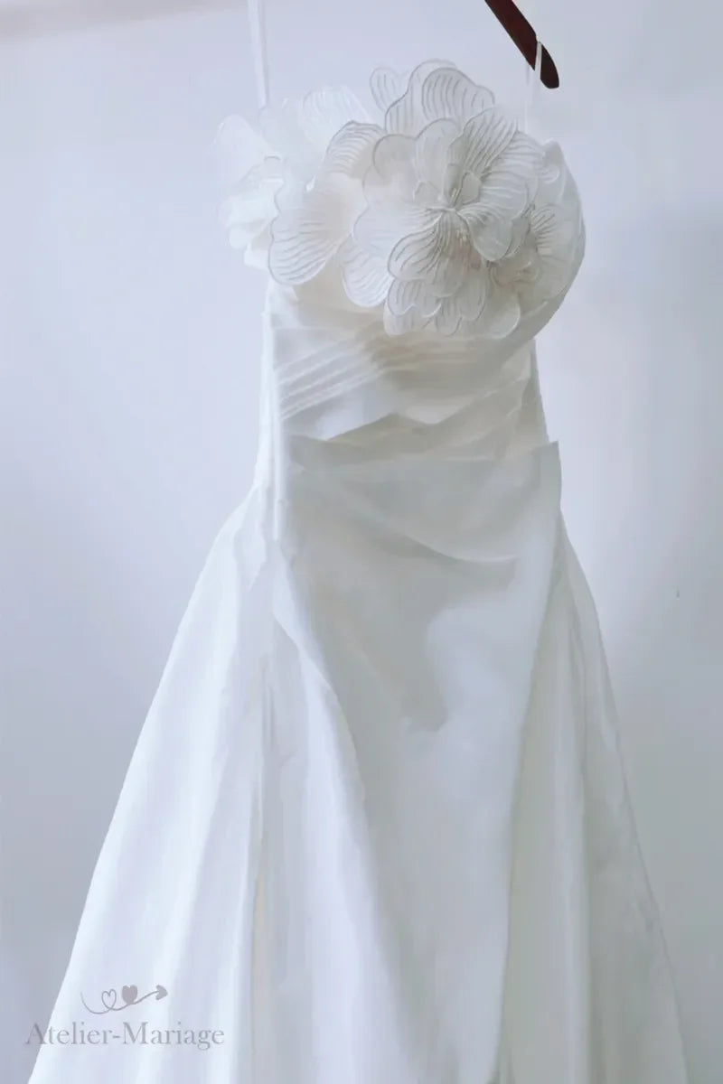 Robe de mariée fluide bohème bustier cœur fleur 3D jolie