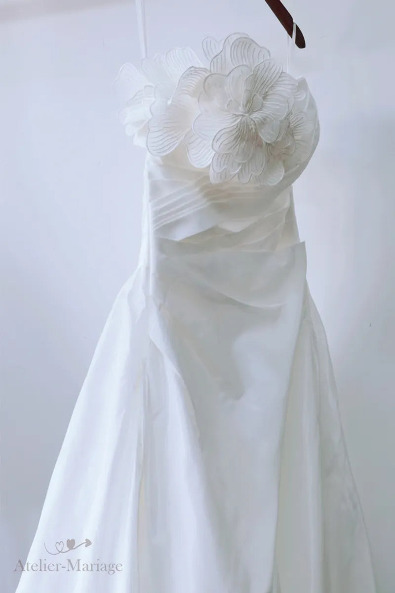 Robe de mariée fluide bohème bustier cœur fleur 3D jolie
