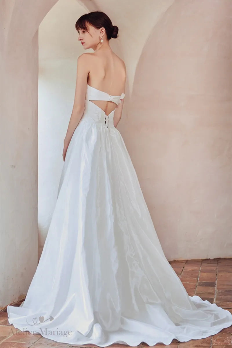 Dos de robe de mariée fluide bohème bustier cœur fleur 3D