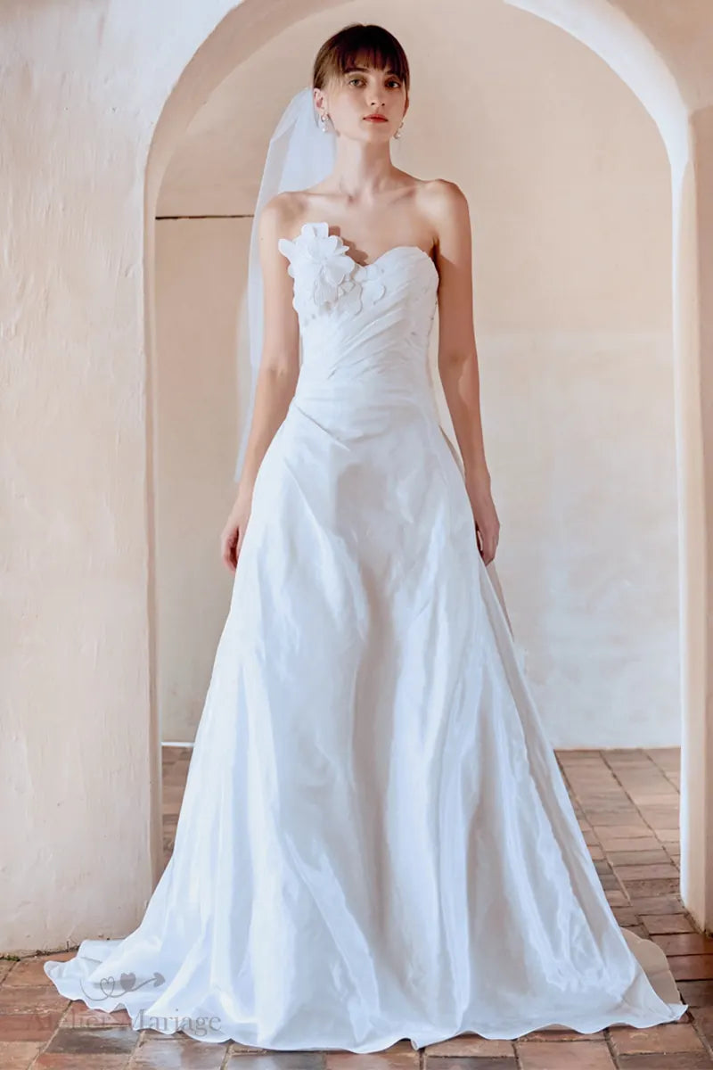 Robe de mariée fluide bohème bustier cœur fleur 3D blanc