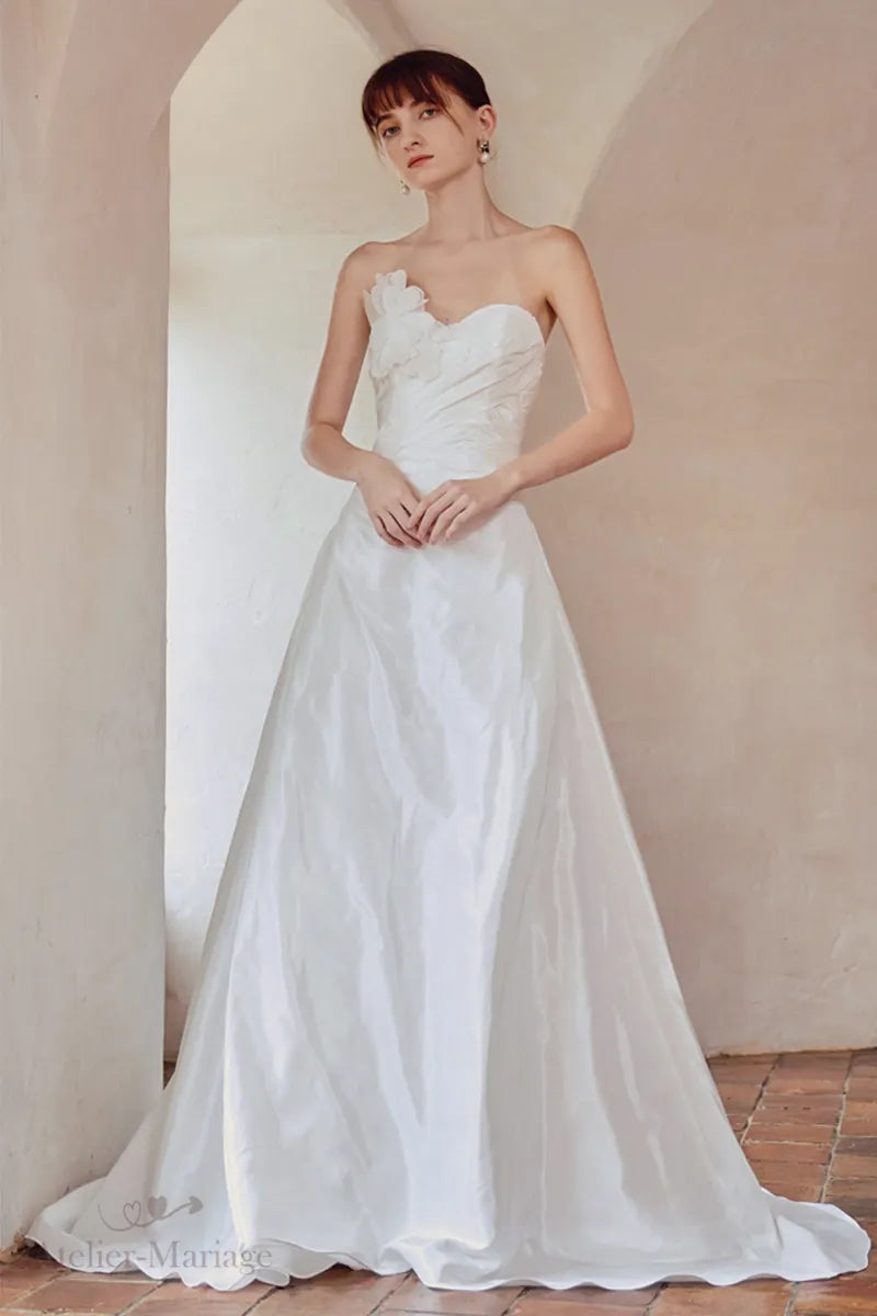 Robe de mariée fluide bohème bustier cœur fleur 3D raffinée