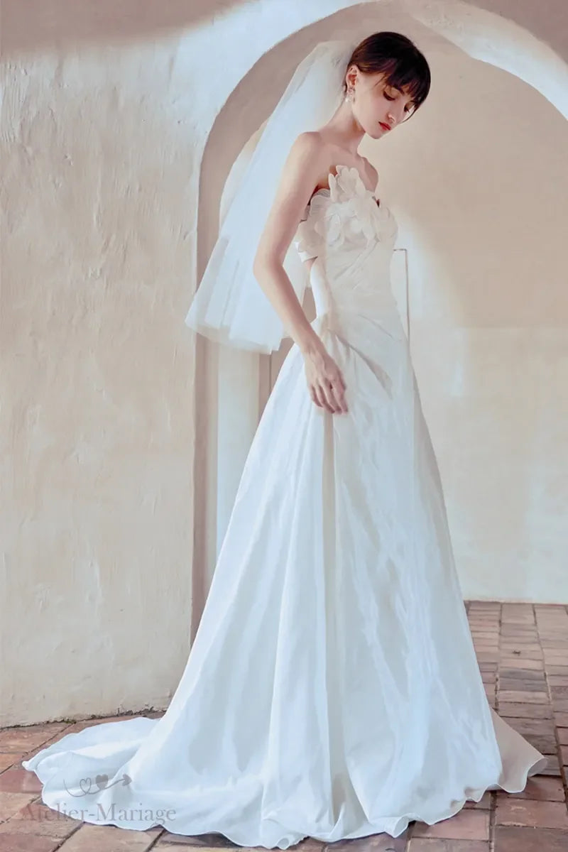 Robe de mariée fluide bohème bustier coeur et fleurs 3D
