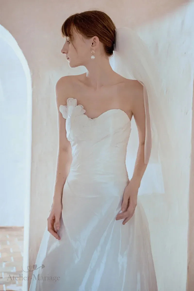 Détail de la robe de mariée fluide bohème bustier cœur fleur 3D