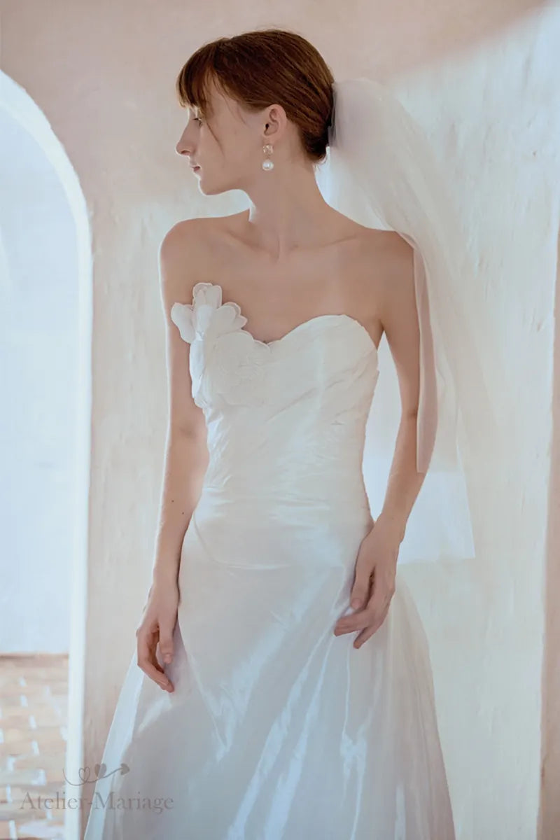 Détail de la robe de mariée fluide bohème bustier cœur fleur 3D