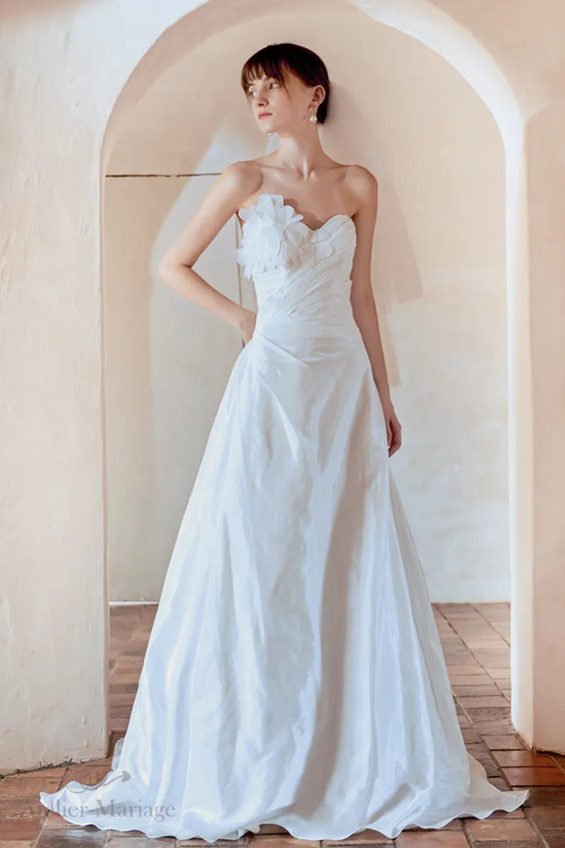 Robe de mariée fluide bohème bustier cœur fleur 3D blanc