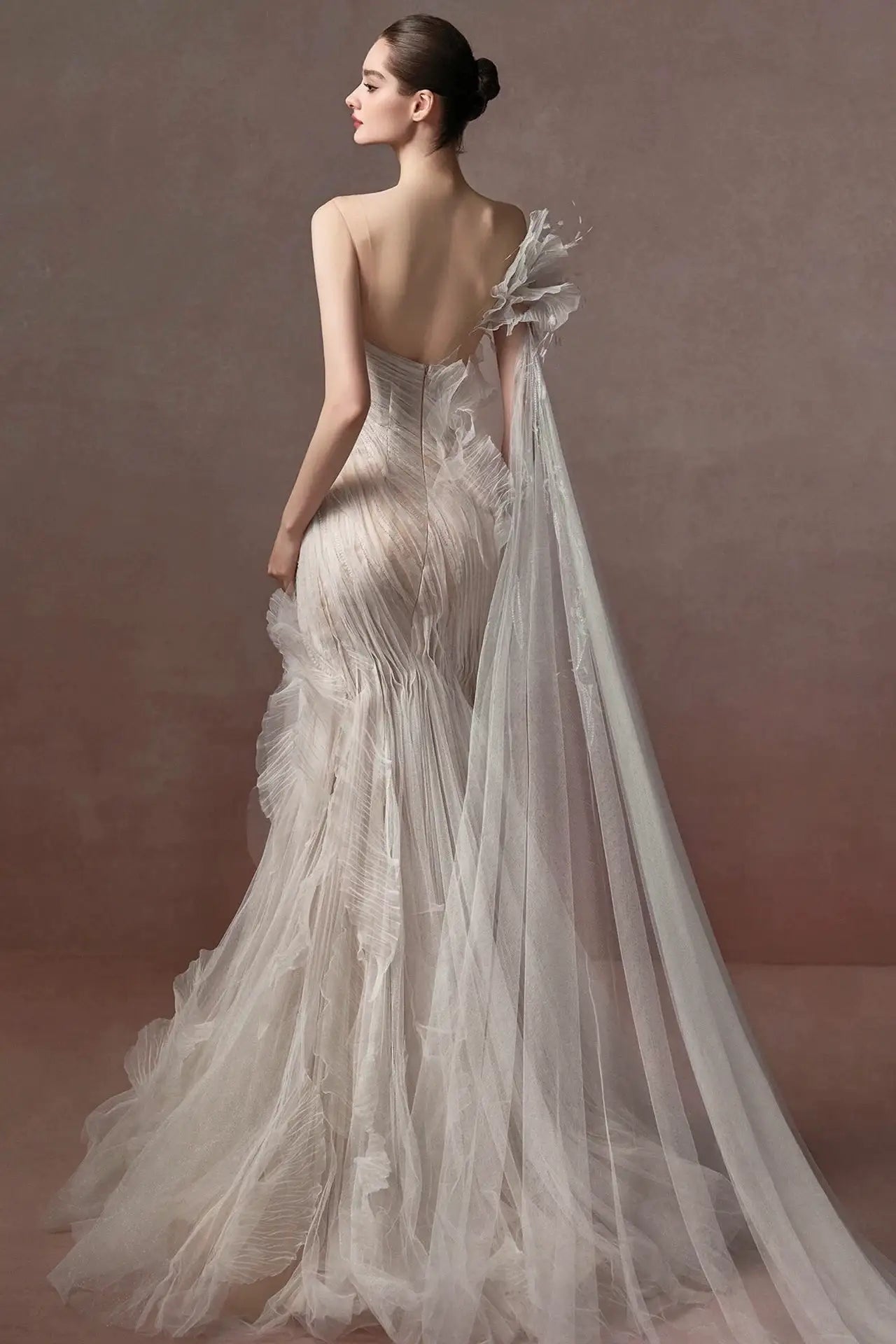 Robe de mariée haute couture tulle ivoire fleurs 3D plumes naturelles dos nu