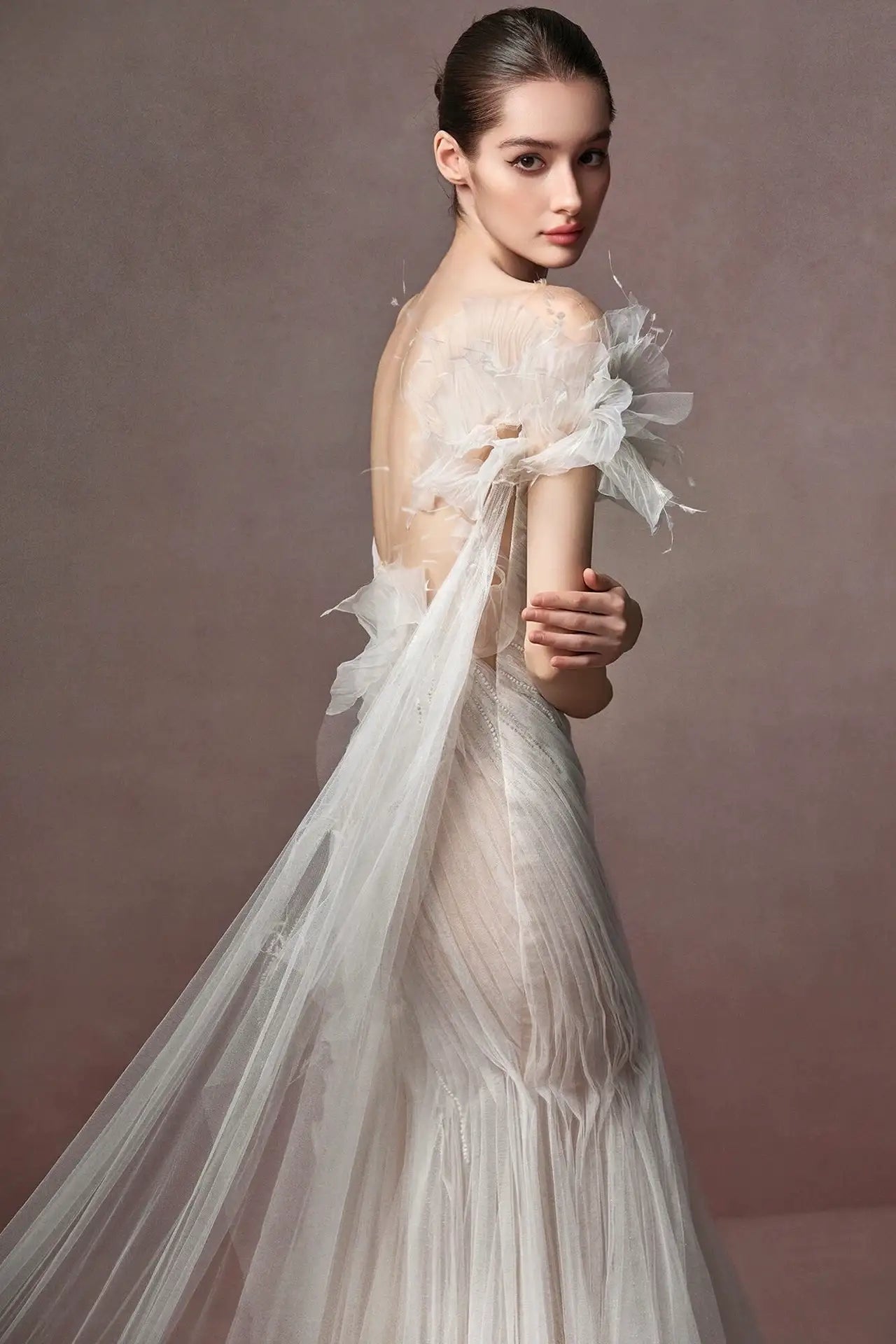 Robe mariée avant-gardiste tulle plumes naturelles fleurs 3D sculptural profil