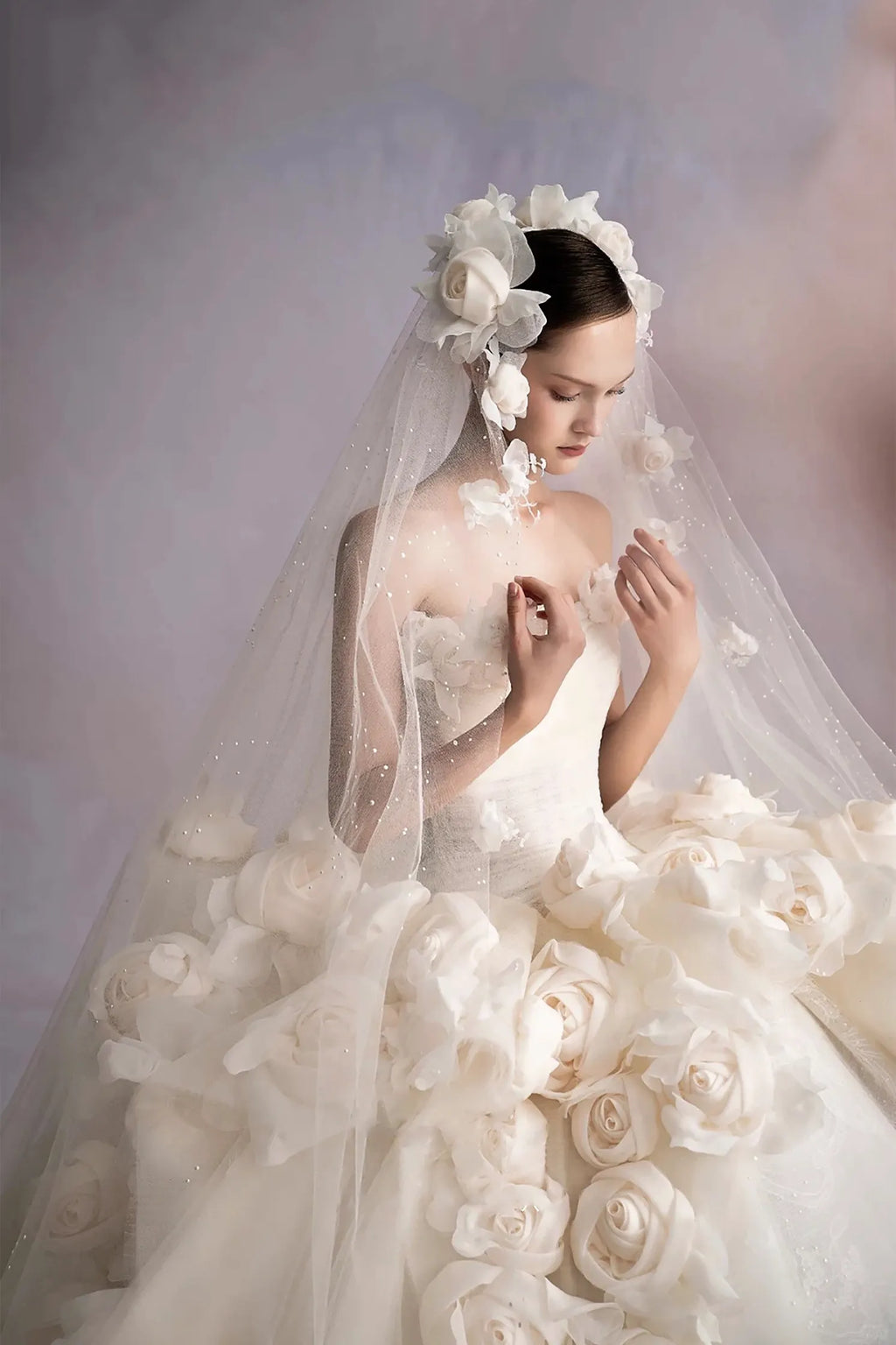 Variante de la robe de mariée portée sans le jupon pour un effet romantique et fluide.