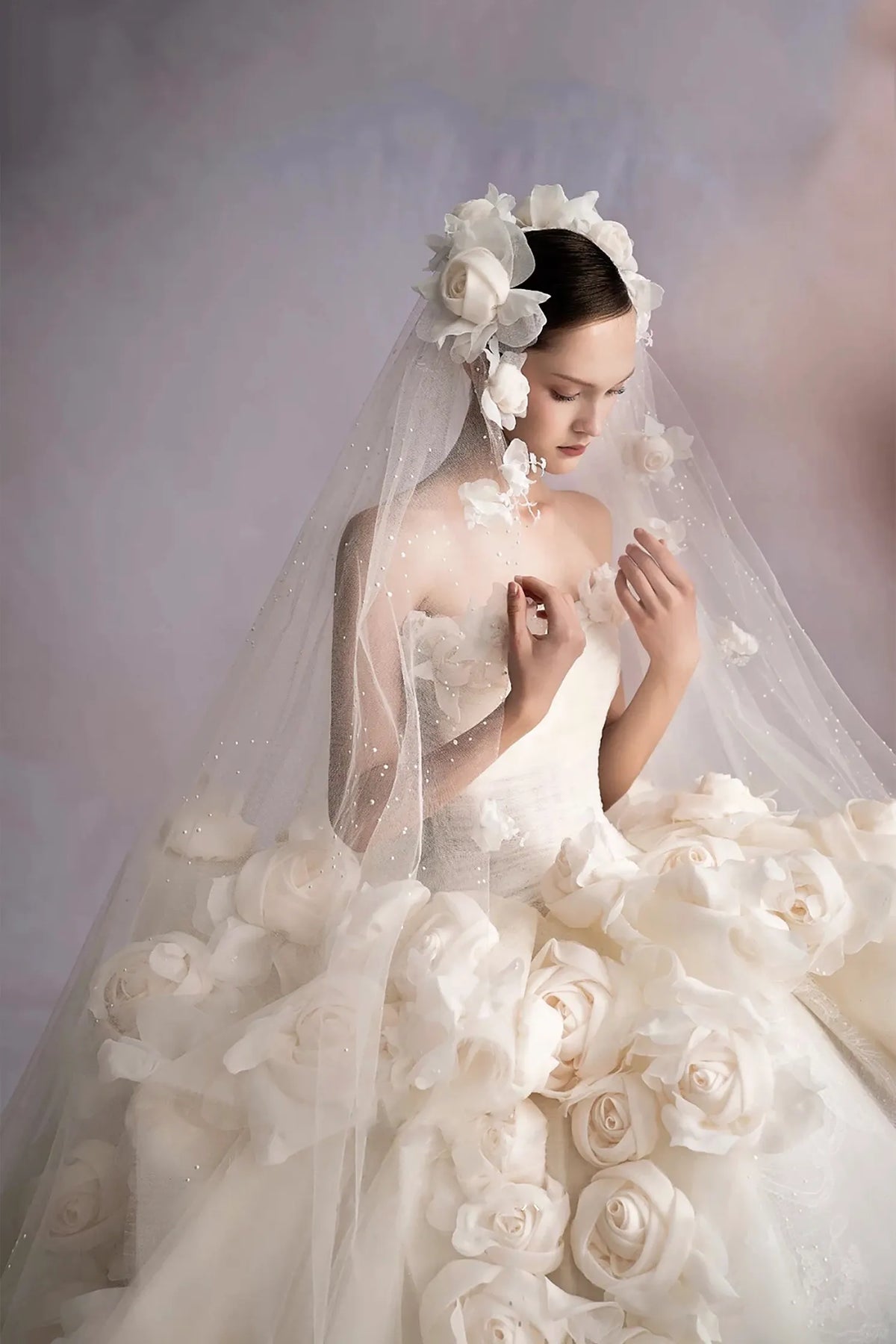 Variante de la robe de mariée portée sans le jupon pour un effet romantique et fluide.