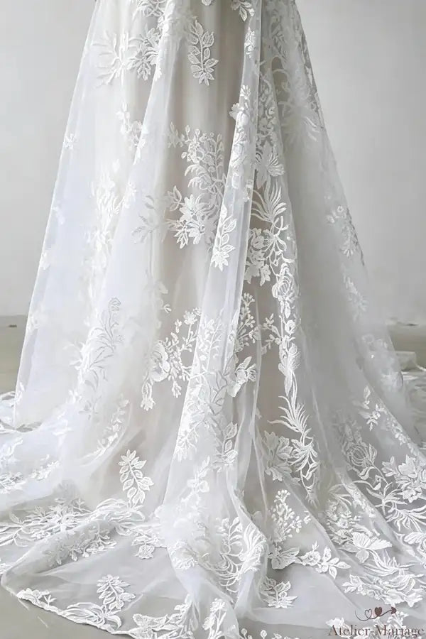 Grand angle sur la jupe en tulle brodée de motifs floraux en dentelle